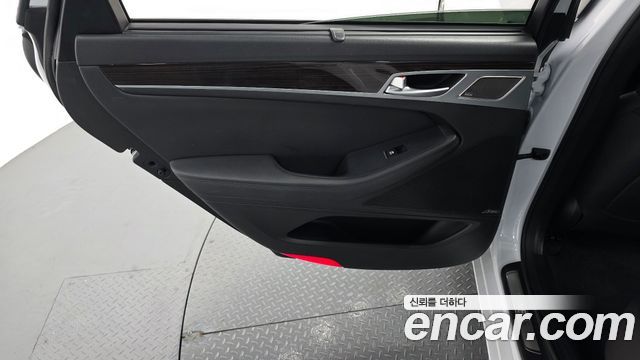 Genesis G80 2017 — photo 15