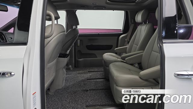 Kia Canival 2017 — photo 18