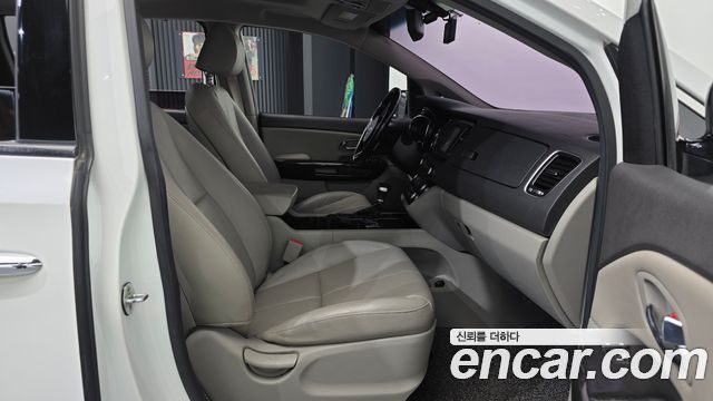 Kia Canival 2017 — photo 16