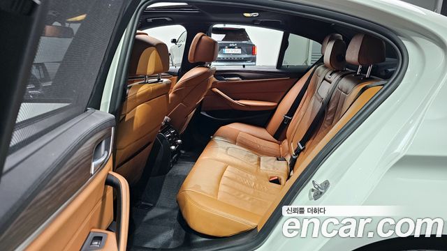BMW 5-Series 2017 — photo 17