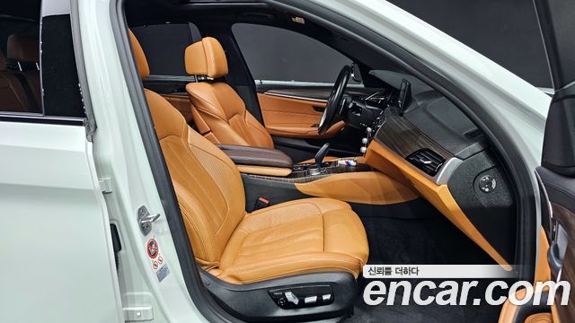 BMW 5-Series 2017 — photo 22