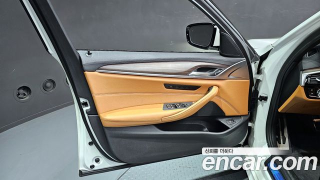 BMW 5-Series 2017 — photo 14