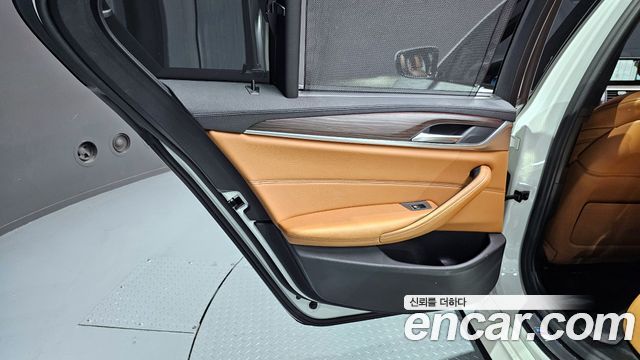 BMW 5-Series 2017 — photo 15