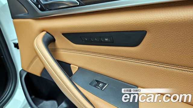 BMW 5-Series 2017 — photo 27