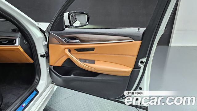 BMW 5-Series 2017 — photo 28