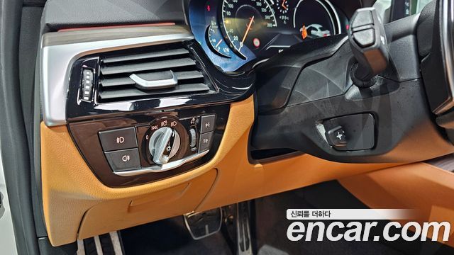 BMW 5-Series 2017 — photo 30