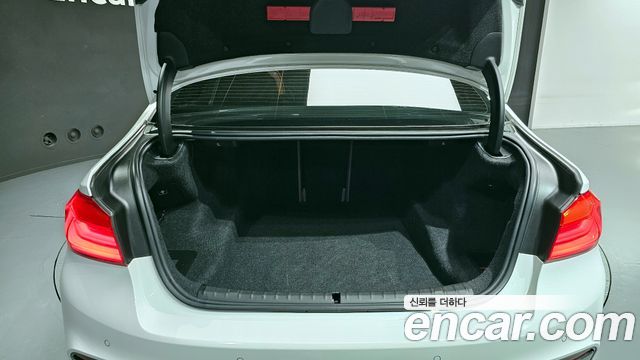 BMW 5-Series 2017 — photo 31