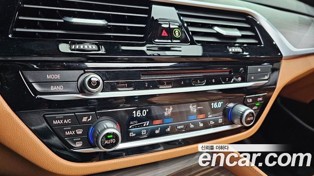 BMW 5-Series 2017 — photo 35