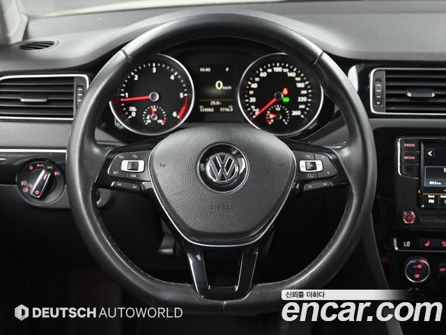 Volkswagen Jetta 2015 — photo 13