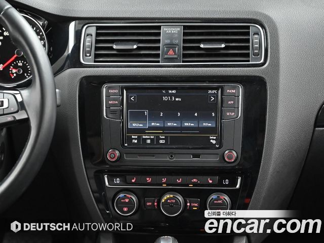 Volkswagen Jetta 2015 — photo 14