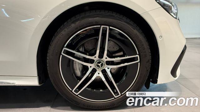 Mercedes-Benz E-Class 2025 — photo 12