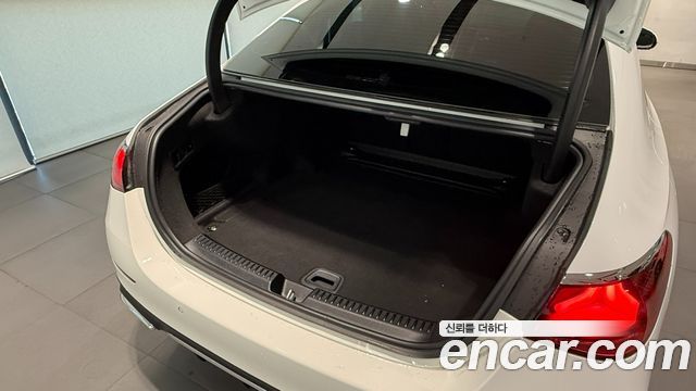 Mercedes-Benz E-Class 2025 — photo 13