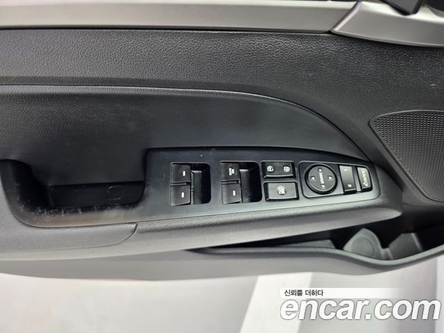 Hyundai AVANTE 2016 — photo 12