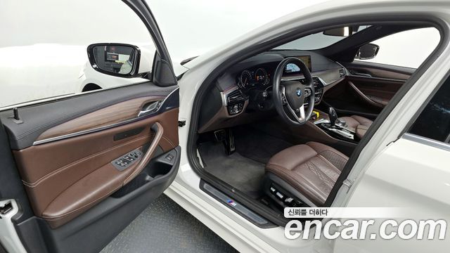 BMW 5-Series 2017 — photo 13