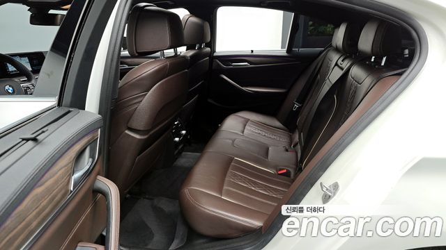 BMW 5-Series 2017 — photo 16