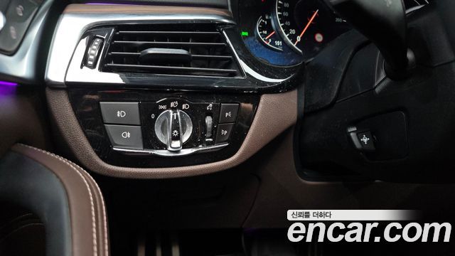 BMW 5-Series 2017 — photo 28