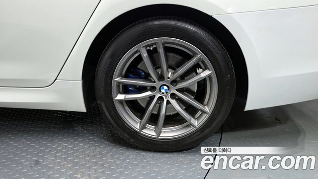BMW 5-Series 2017 — photo 32
