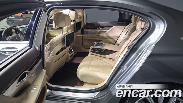 BMW 7-Series 2016 — photo 11