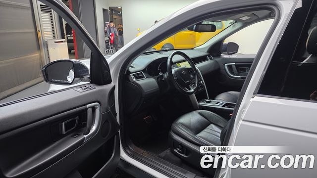 Land Rover Discovery Sport 2017 — photo 13