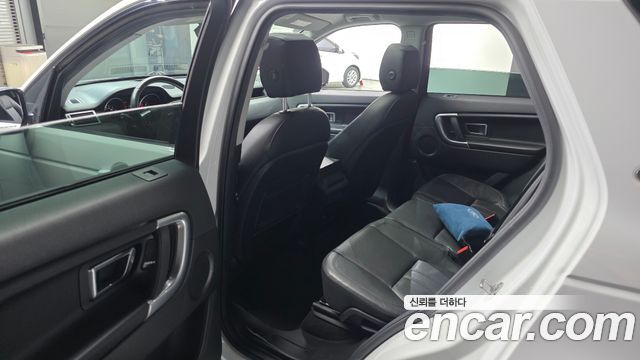 Land Rover Discovery Sport 2017 — photo 17