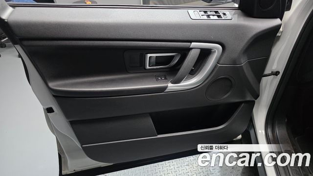 Land Rover Discovery Sport 2017 — photo 14