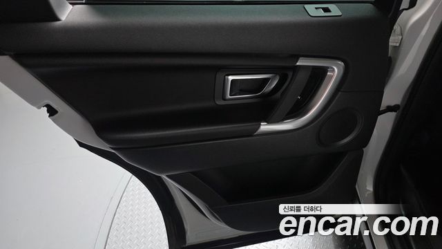 Land Rover Discovery Sport 2017 — photo 15