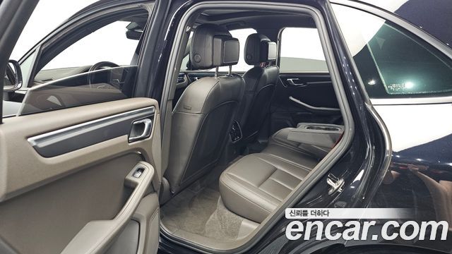 Porsche Macan 2019 — photo 18