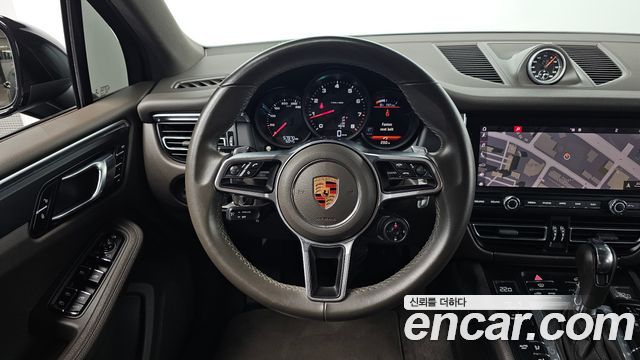Porsche Macan 2019 — photo 19