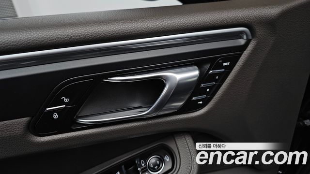 Porsche Macan 2019 — photo 24