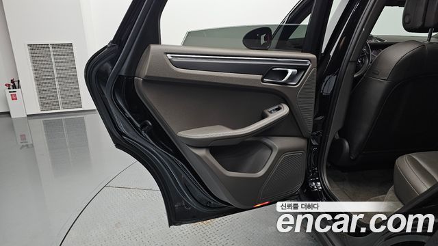 Porsche Macan 2019 — photo 15