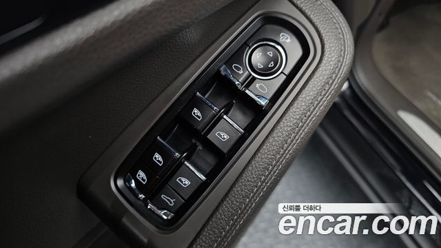 Porsche Macan 2019 — photo 29