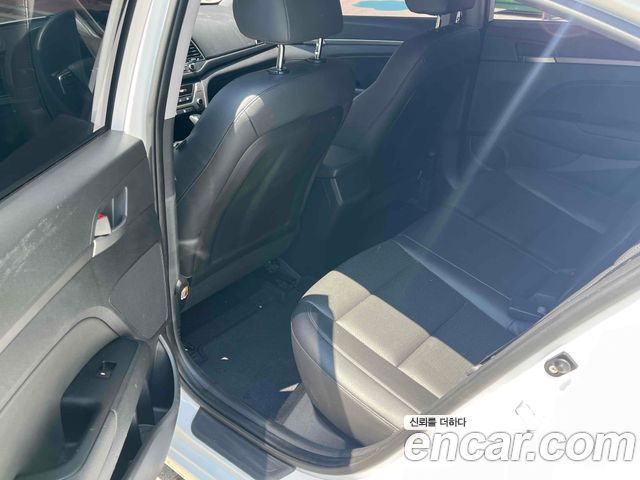 Hyundai AVANTE 2018 — photo 11