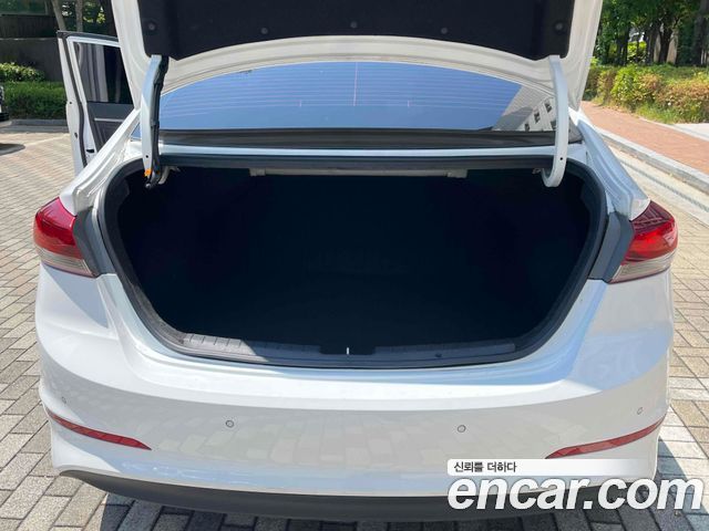 Hyundai AVANTE 2018 — photo 12