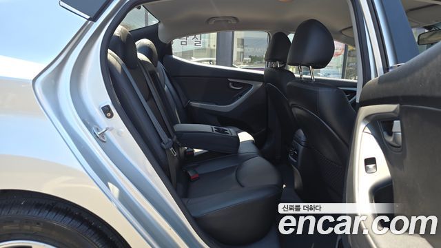 Hyundai AVANTE 2015 — photo 18