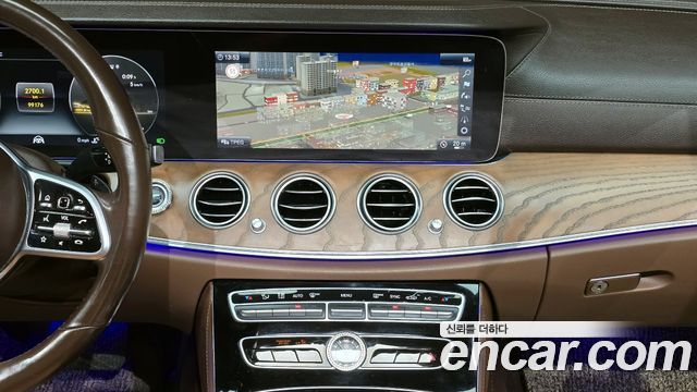 Mercedes-Benz E-Class 2019 — photo 18
