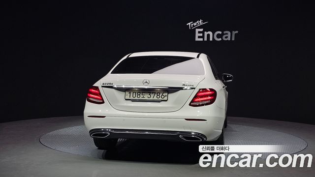 Mercedes-Benz E-Class 2017 — photo 4