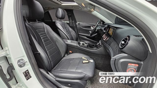 Mercedes-Benz E-Class 2017 — photo 10