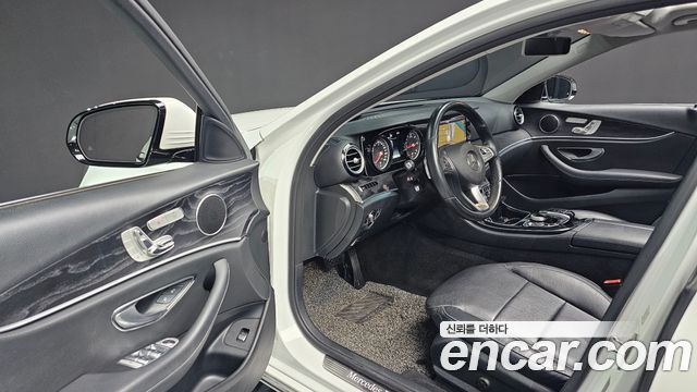 Mercedes-Benz E-Class 2017 — photo 13