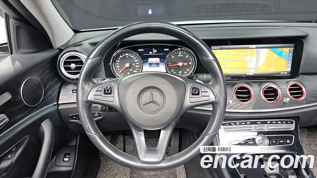 Mercedes-Benz E-Class 2017 — photo 14