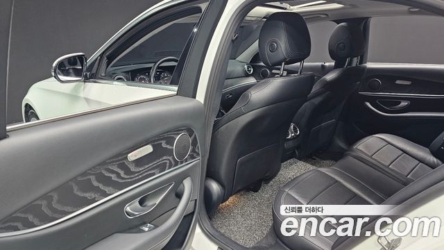 Mercedes-Benz E-Class 2017 — photo 18