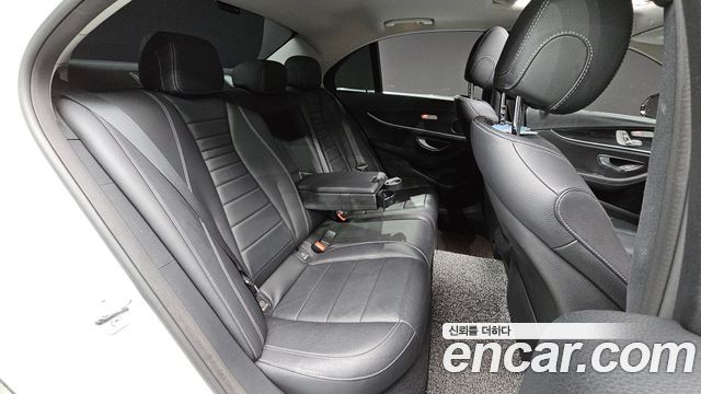 Mercedes-Benz E-Class 2017 — photo 19