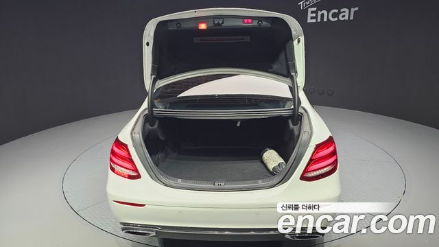 Mercedes-Benz E-Class 2017 — photo 20