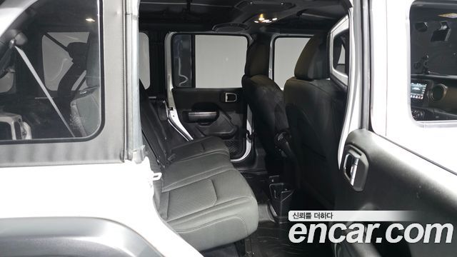 Jeep Wrangler 2020 — photo 11