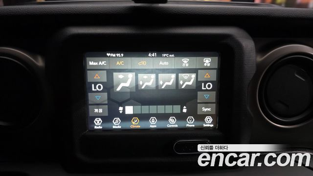 Jeep Wrangler 2020 — photo 14