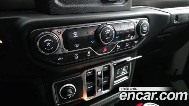Jeep Wrangler 2020 — photo 17