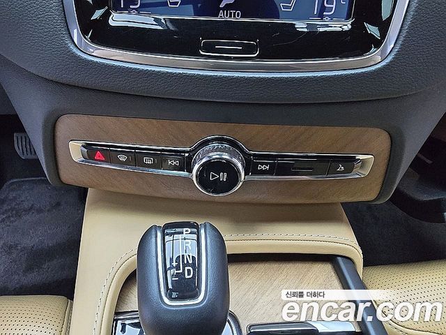 Volvo XC90 2019 — photo 15