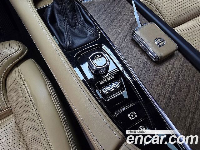 Volvo XC90 2019 — photo 16