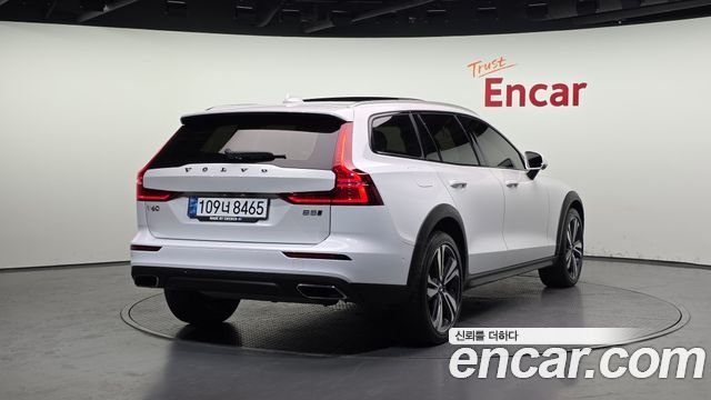 Volvo V60 2021 — photo 2