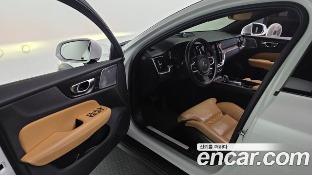 Volvo V60 2021 — photo 13