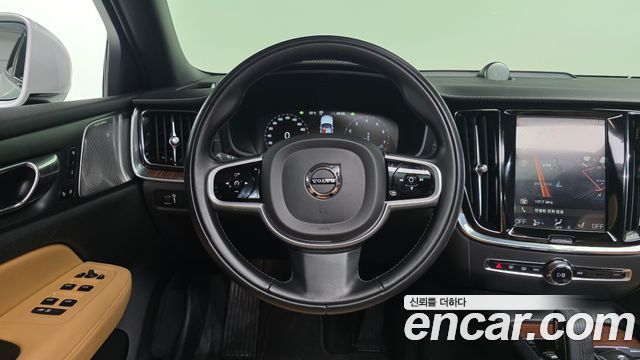 Volvo V60 2021 — photo 18